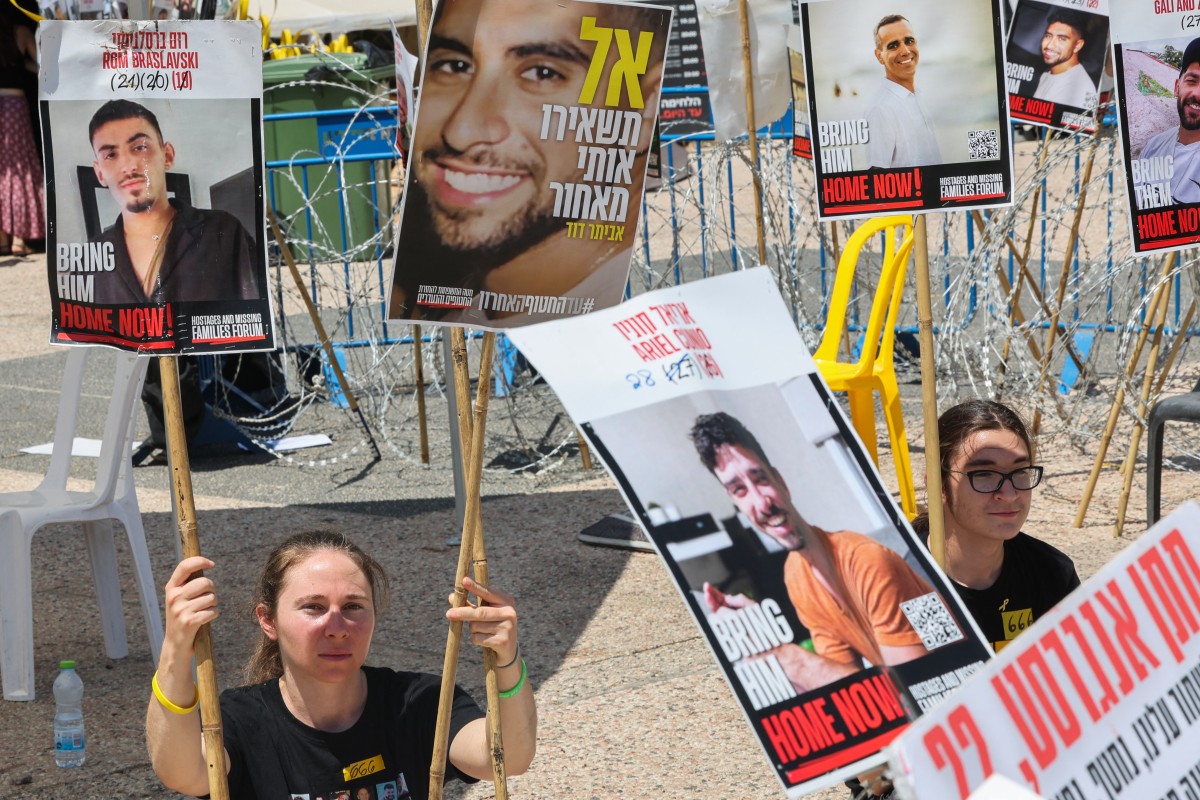 عائلات الأسرى الإسرائيليين تتظاهر في تل أبيب خلال زيارة ويتكوف. (أ ف ب)